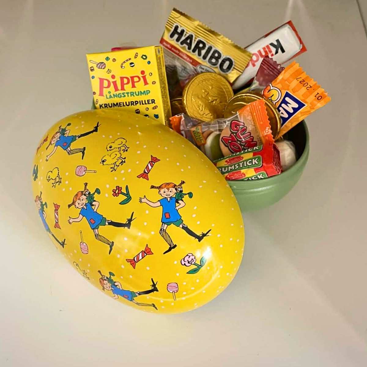 Pippi Langstrømpe ferdigfylt påskeegg i metall - 26 godteribiter